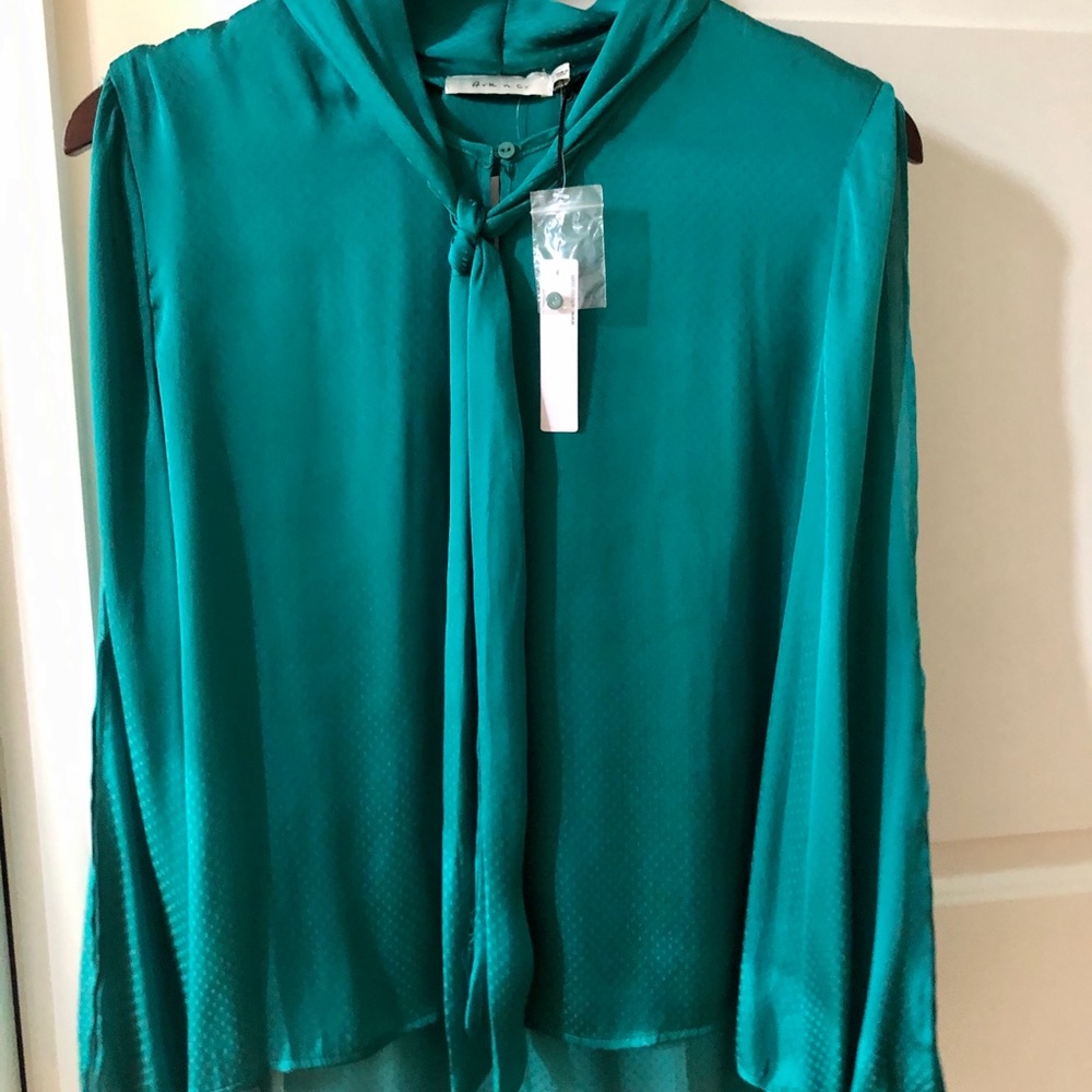 Blouse with side sleeve open